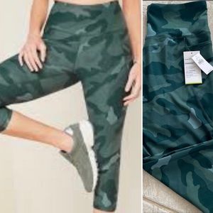 NWT Old Navy Camo Elevate Capri Leggings with Pockets L
